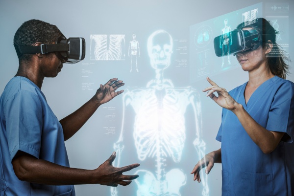 ιατροί χρησιμοποιούν την εικονική πραγματικότητα